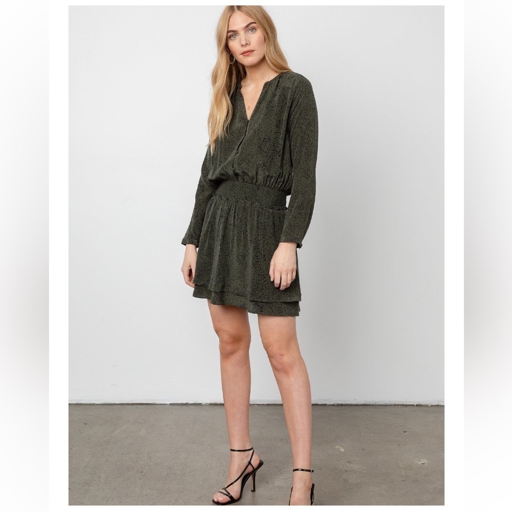 Rails Jasmine Long Sleeve
Snake Print Mini  Dress Olive Pebble Size Medium.